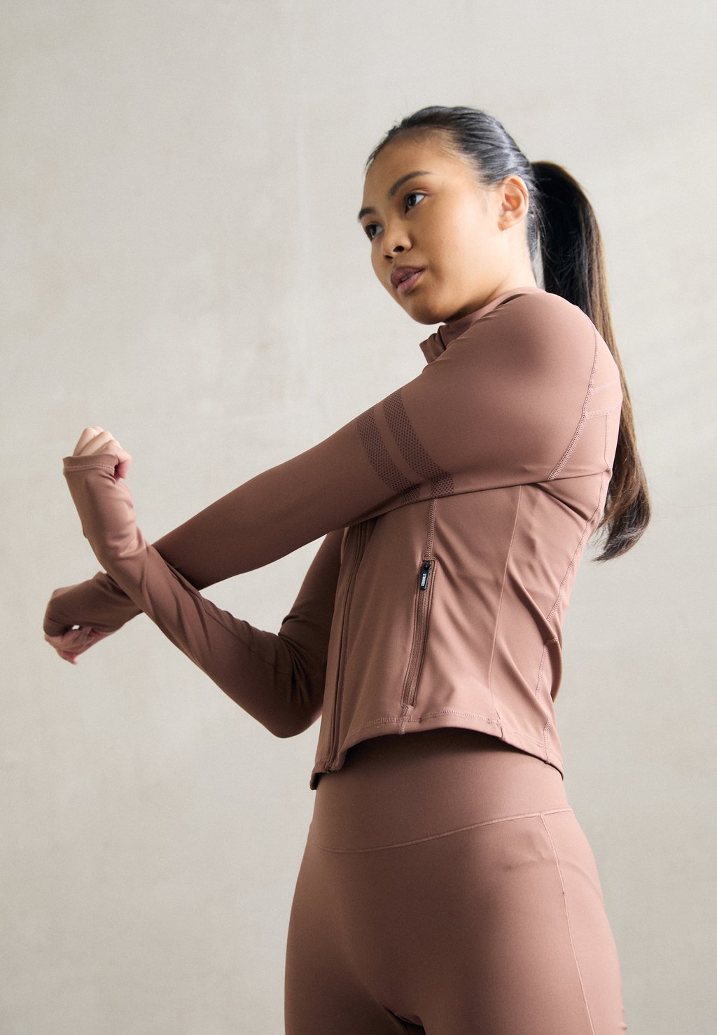 

Тренировочная куртка FIGURE ZIP JACKET Stronger, серо-коричневый
