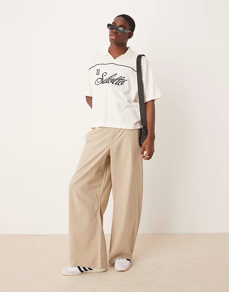 

Плотные брюки ASOS DESIGN с перекрученной подковой кроя песочного цвета