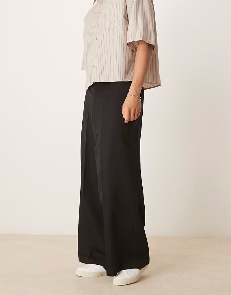 

Элегантные брюки ASOS DESIGN экстремально широкого кроя со складкой спереди черного цвета