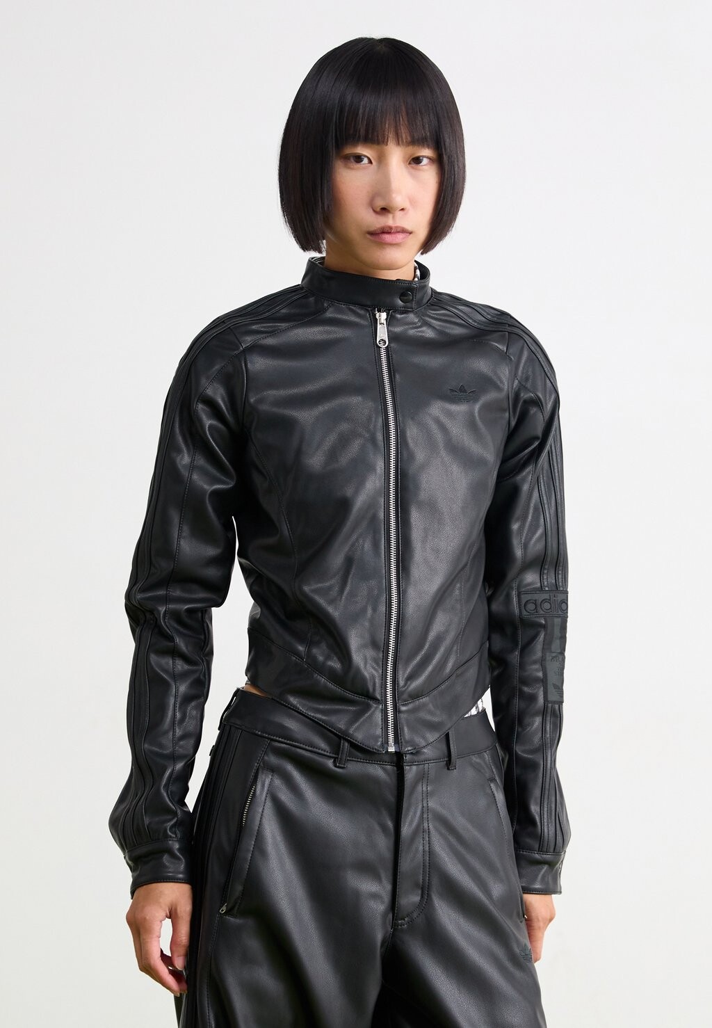 

Куртка из искусственной кожи PLEATHER JACKET adidas Originals, черный