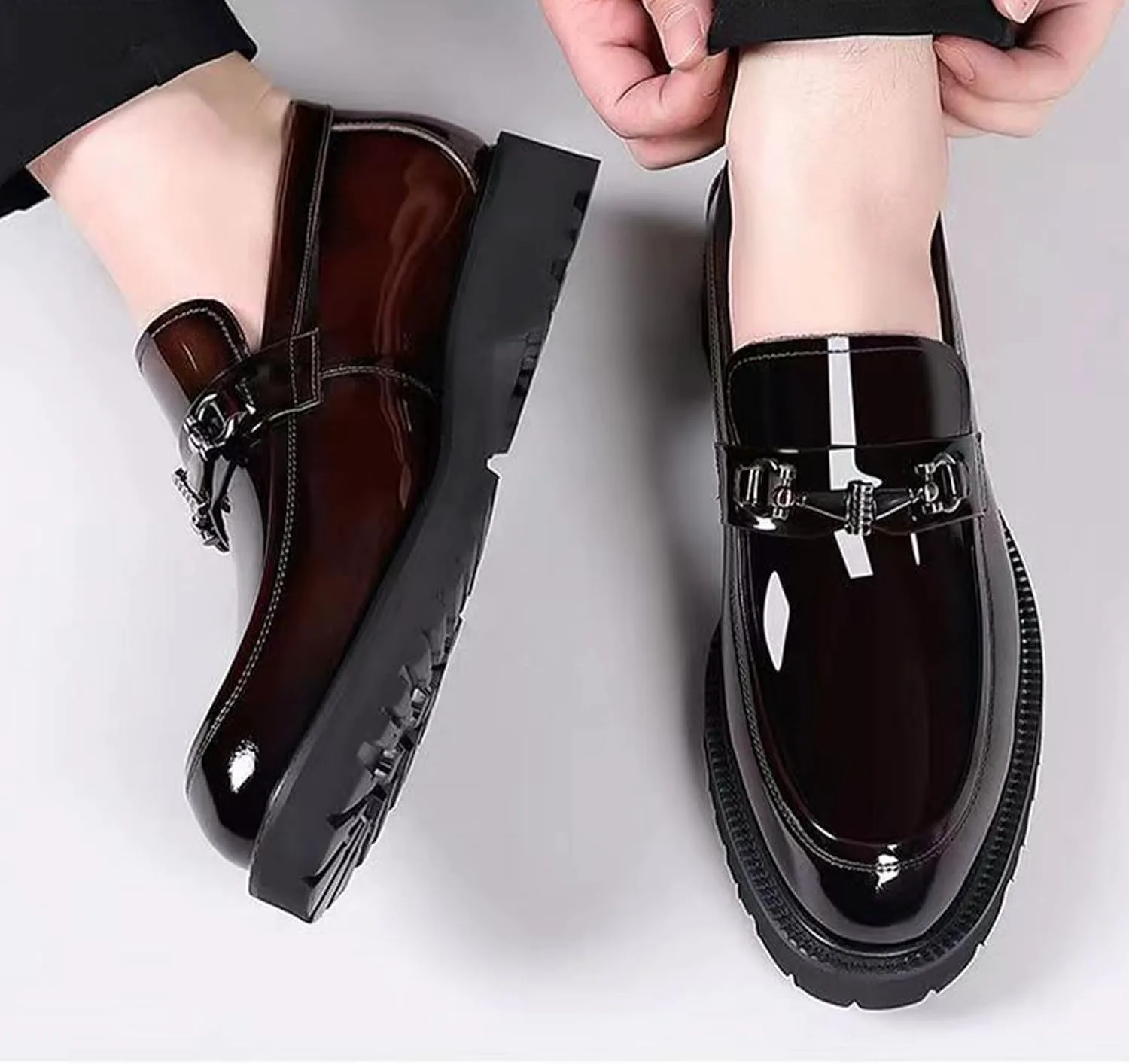Мужские комфортные массивные лоферы на платформе без шнурков, с модной металлической цепочкой, из блестящей лаковой кожи, деловая повседневная обувь, противоскользящая резиновая подошва с протектором, лоферы для вождения для мужчин Gomehui, темн... — фото 3