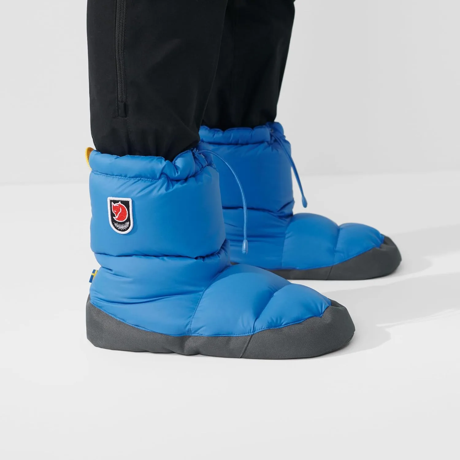 Леггинсы Fjallraven и теплые ботинки унисекс идеально подходят для использования в палатке или дома, удобны для переноски. Чехлы для обуви, черный — фото 2