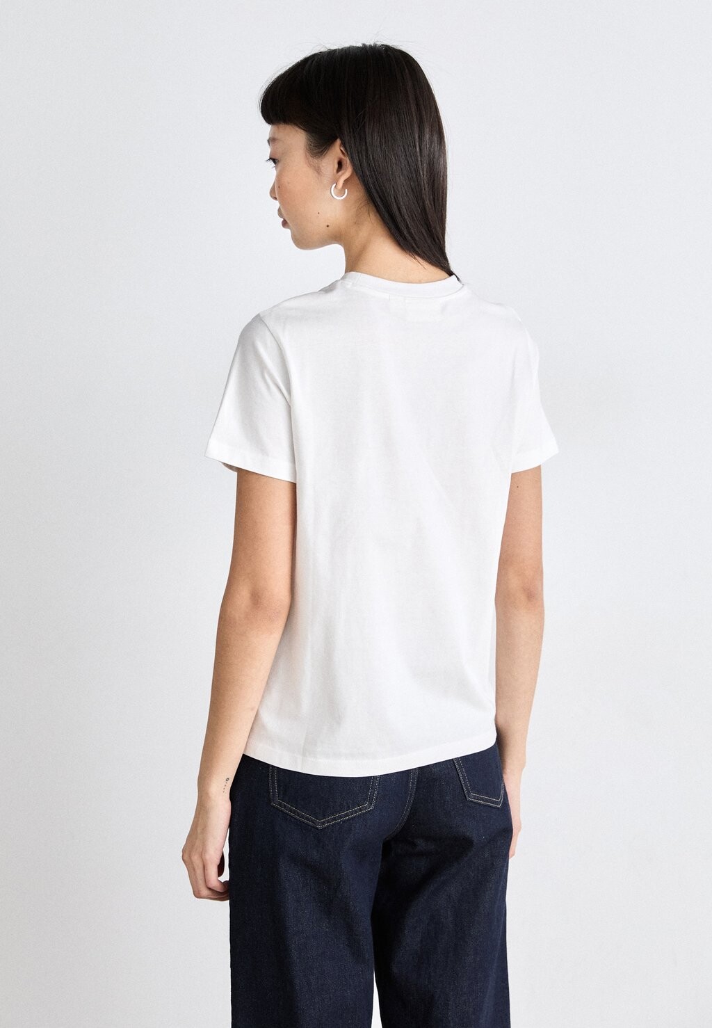 

Базовая футболка LABEL REGULAR TEE Calvin Klein Jeans, белый