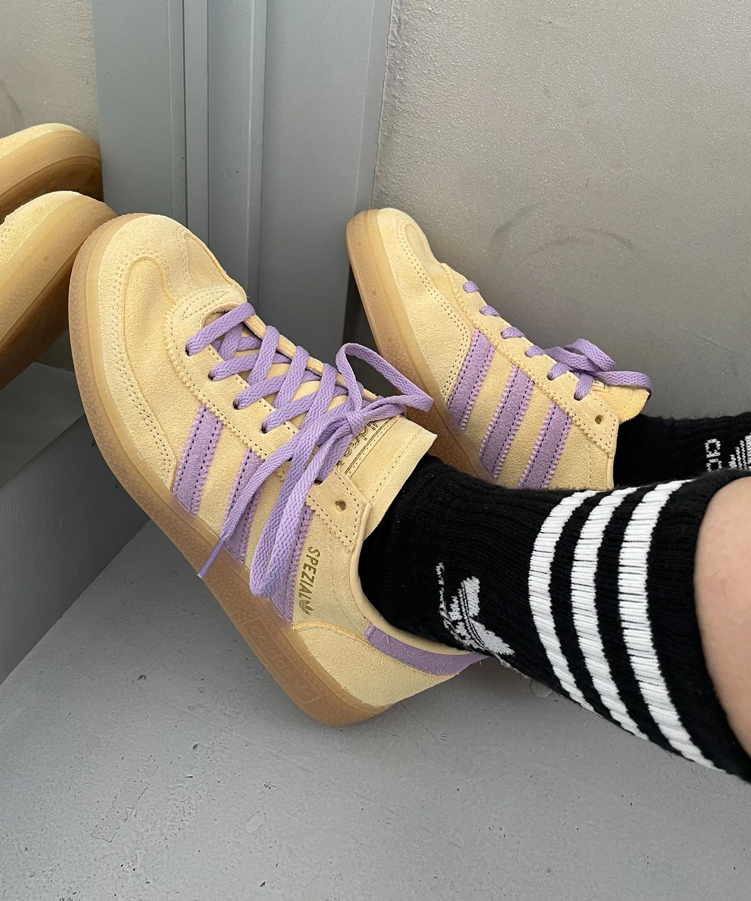 Кроссовки из кожи и замши Handball Spezial adidas Originals оранжевые