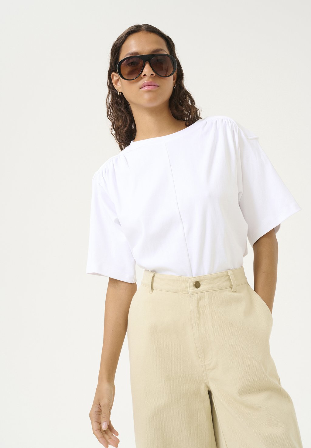 

Футболка с принтом VARY WIDE SHOULDER TEE Karen by Simonsen, кремовый