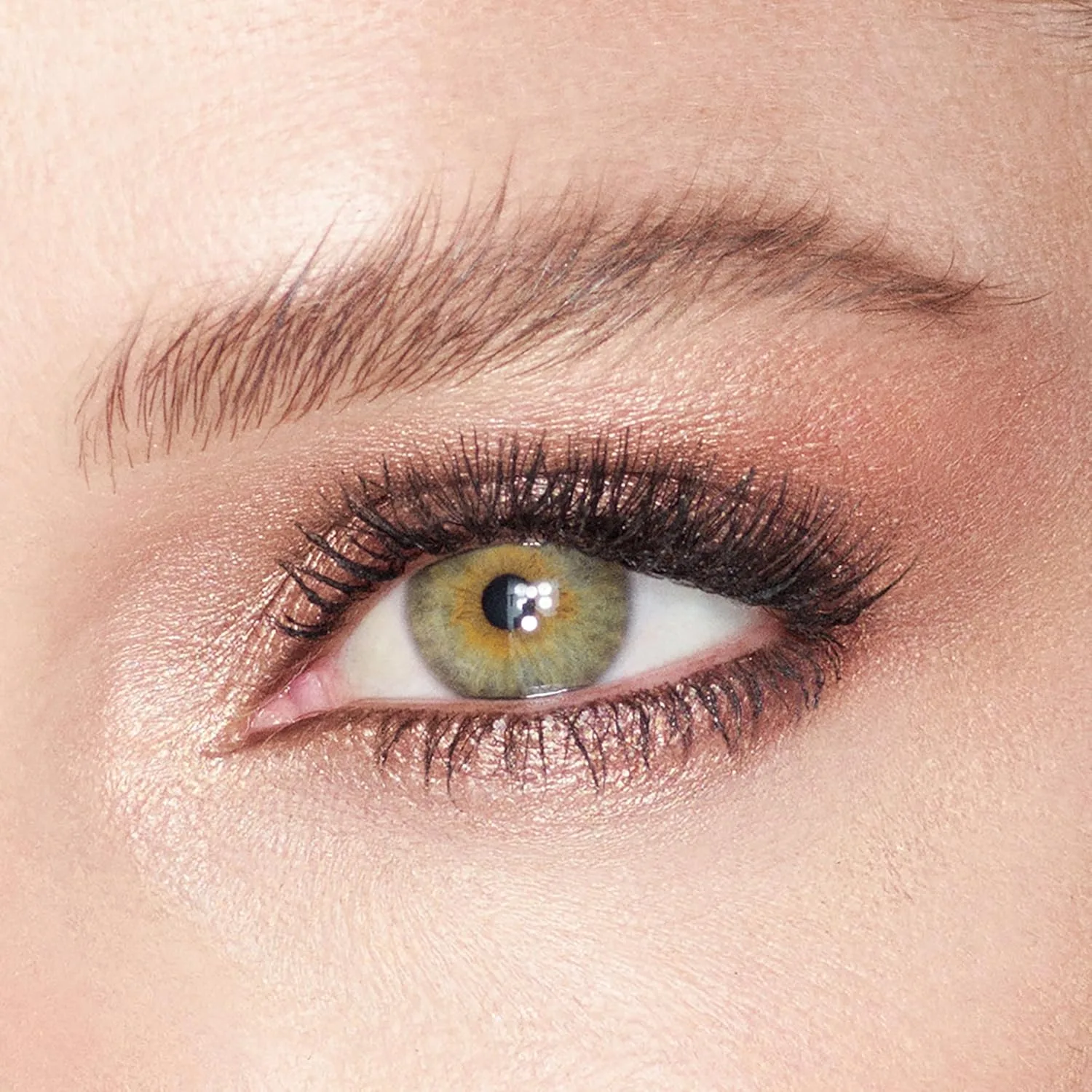 Кремовые тени для век Charlotte Tilbury Eyes to Mesmerize - стойкие монотени - формула с добавлением воды и металлическим блеском, а также витамина Е для устойчивости к скатыванию в складках века., Oyster Pearl - antique oyster gold — фото 3