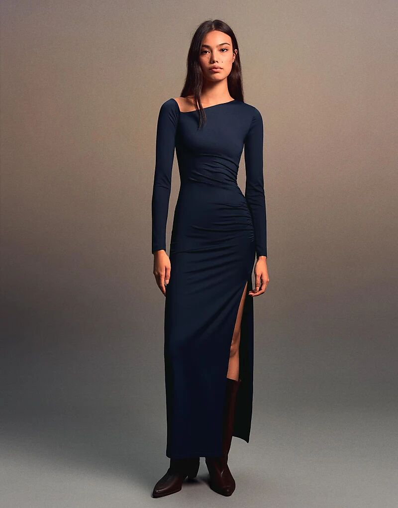 

Асимметричное платье миди Bershka с длинными рукавами темно-синего цвета