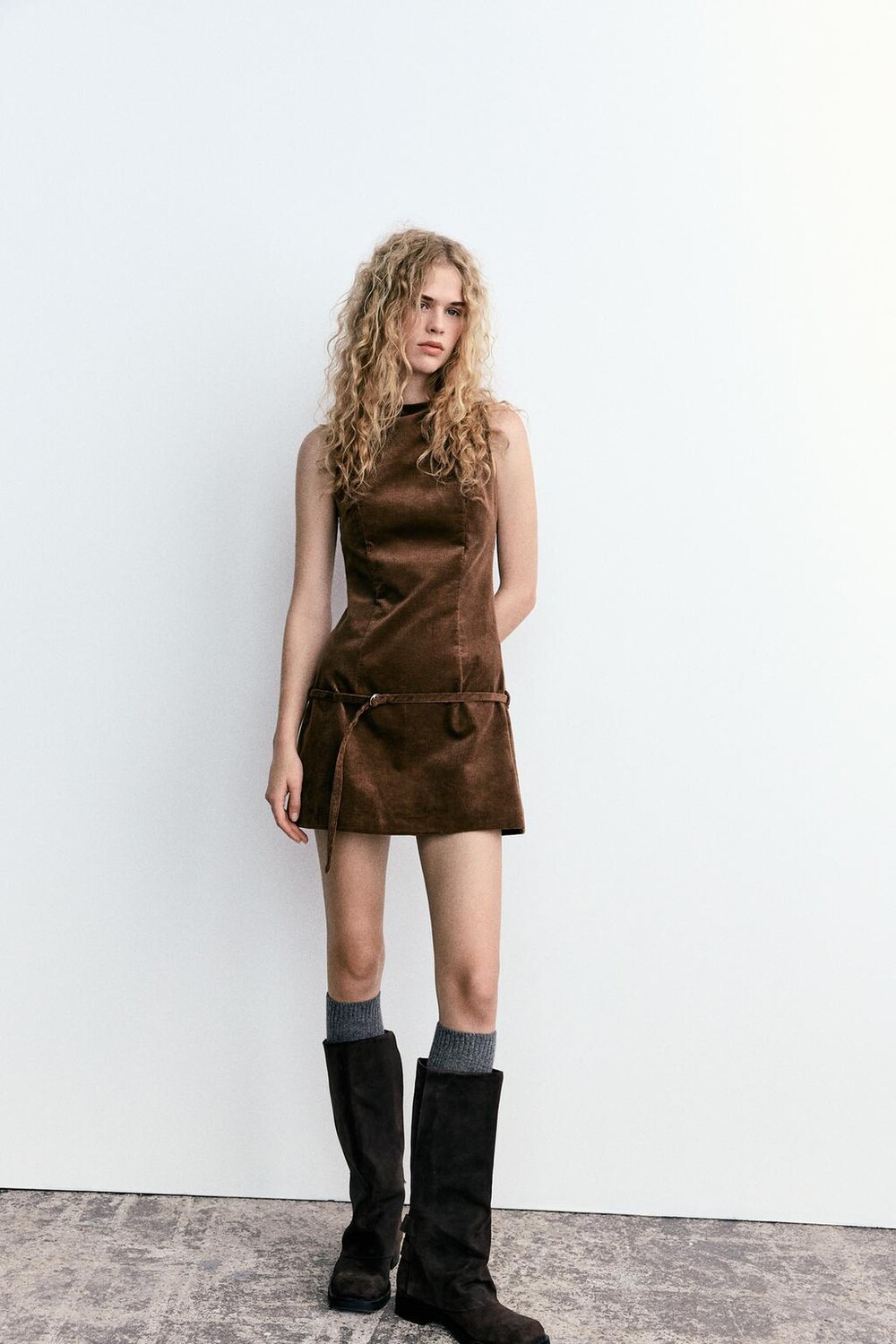 

Платье из вельвета с поясом ZARA, коричневый