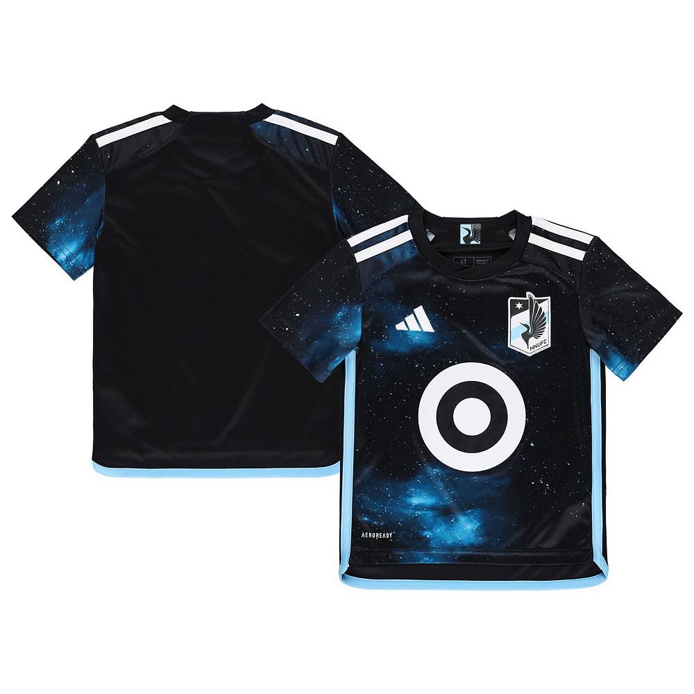 

Черная футболка adidas Minnesota United FC 2024 AEROREADY Team для малышей, цвет Mfc Black