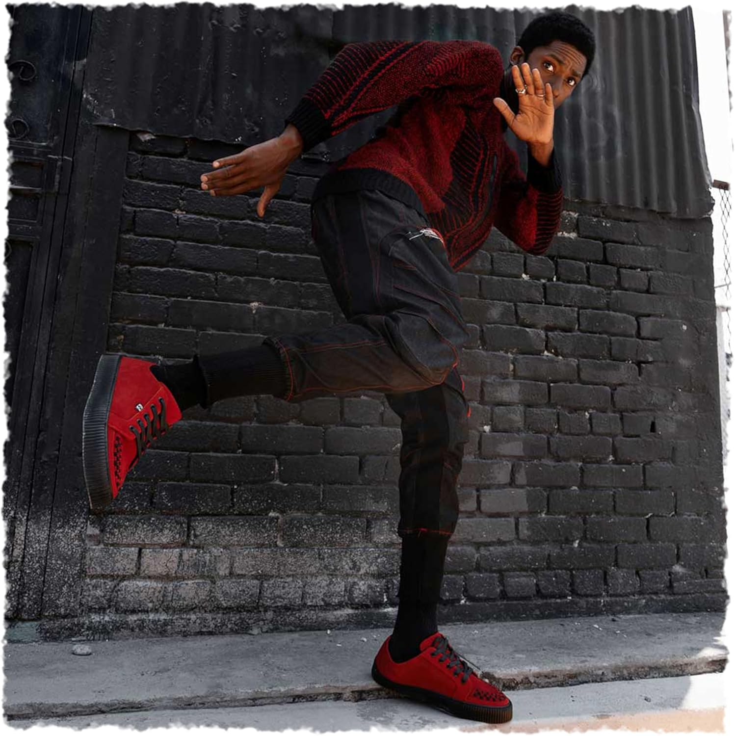Кроссовки T.U.K. Suede Creeper для женщин и мужчин, Шнуровка, черная переплетенная текстура и люверсы, Классическая рифленая подошва и сетчатая подкладка, Комфорт с памятью формы для повседневной носки — фото 2