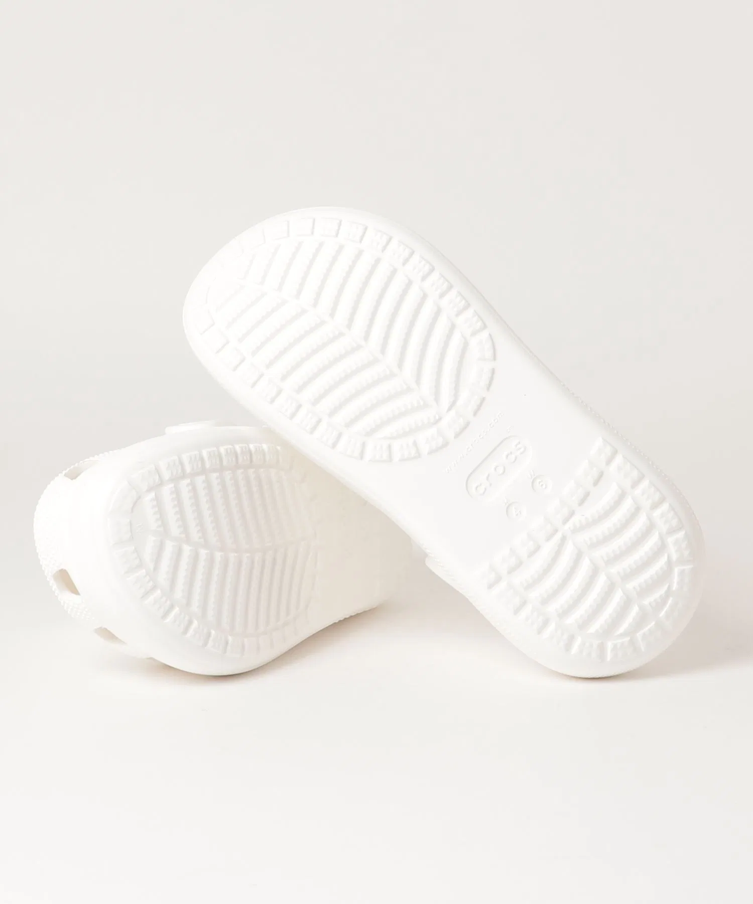 Унисекс сандалии Crocs CLASSIC CRUSH CLOG на платформе белые — фото 3