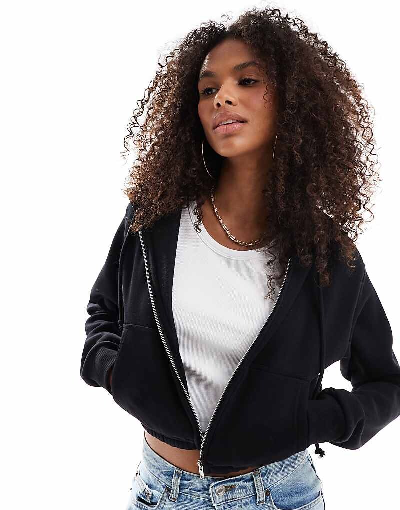 

Черная укороченная худи с кулиской Pull&Bear