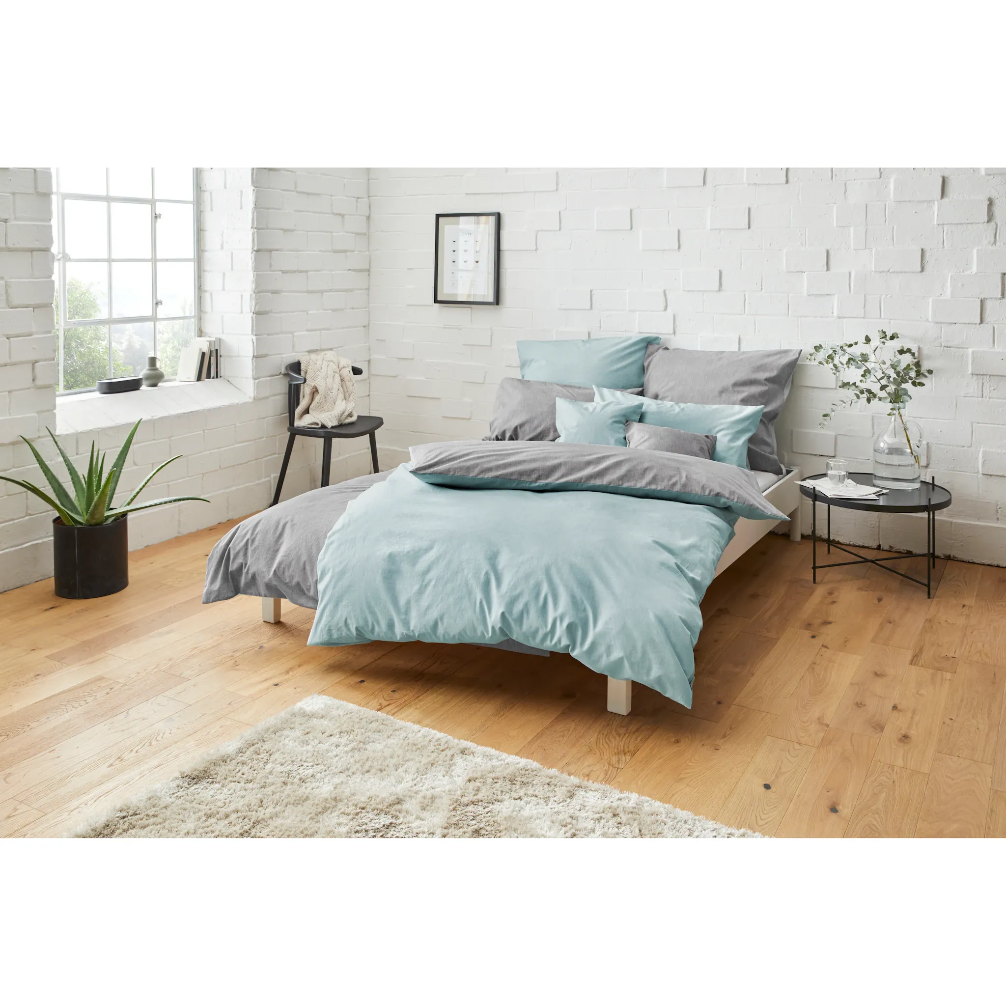 

Двустороннее постельное белье Bruno Banani "Merlin, в качествах Linon (охлаждает) и Biber (согревает), дышащее, плотность 140 г/м², 100% хлопок, на подкладке Хлопок производства Африки, с застежкой на пуговицы", (2 шт.), синий/светло-серый