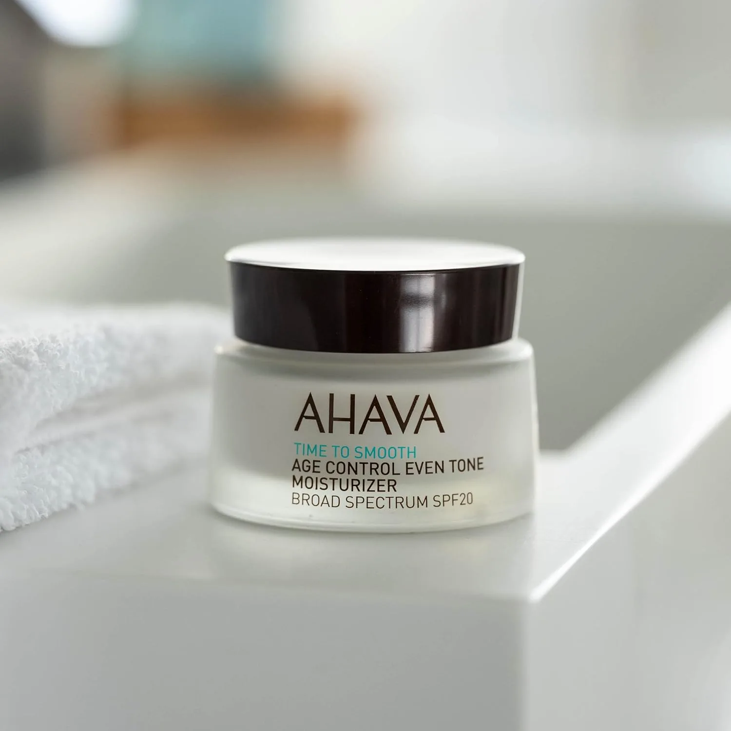 Осветляющий крем AHAVA SPF20 - осветляет и выравнивает тон кожи, увлажняет и защищает от UVA/B-лучей, обогащен осмотером, ускорителем осветления VF и 3D-комплексом, 1,7 жидких унций. — фото 4