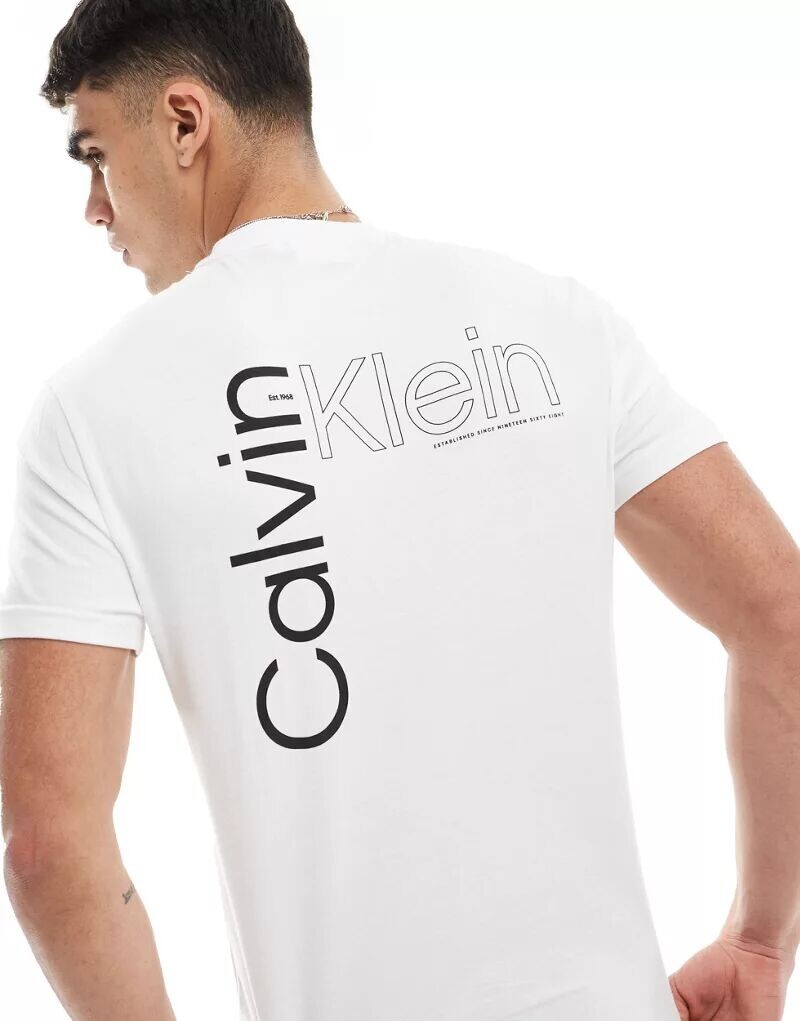 

Белая футболка Calvin Klein с скошенным логотипом на спине
