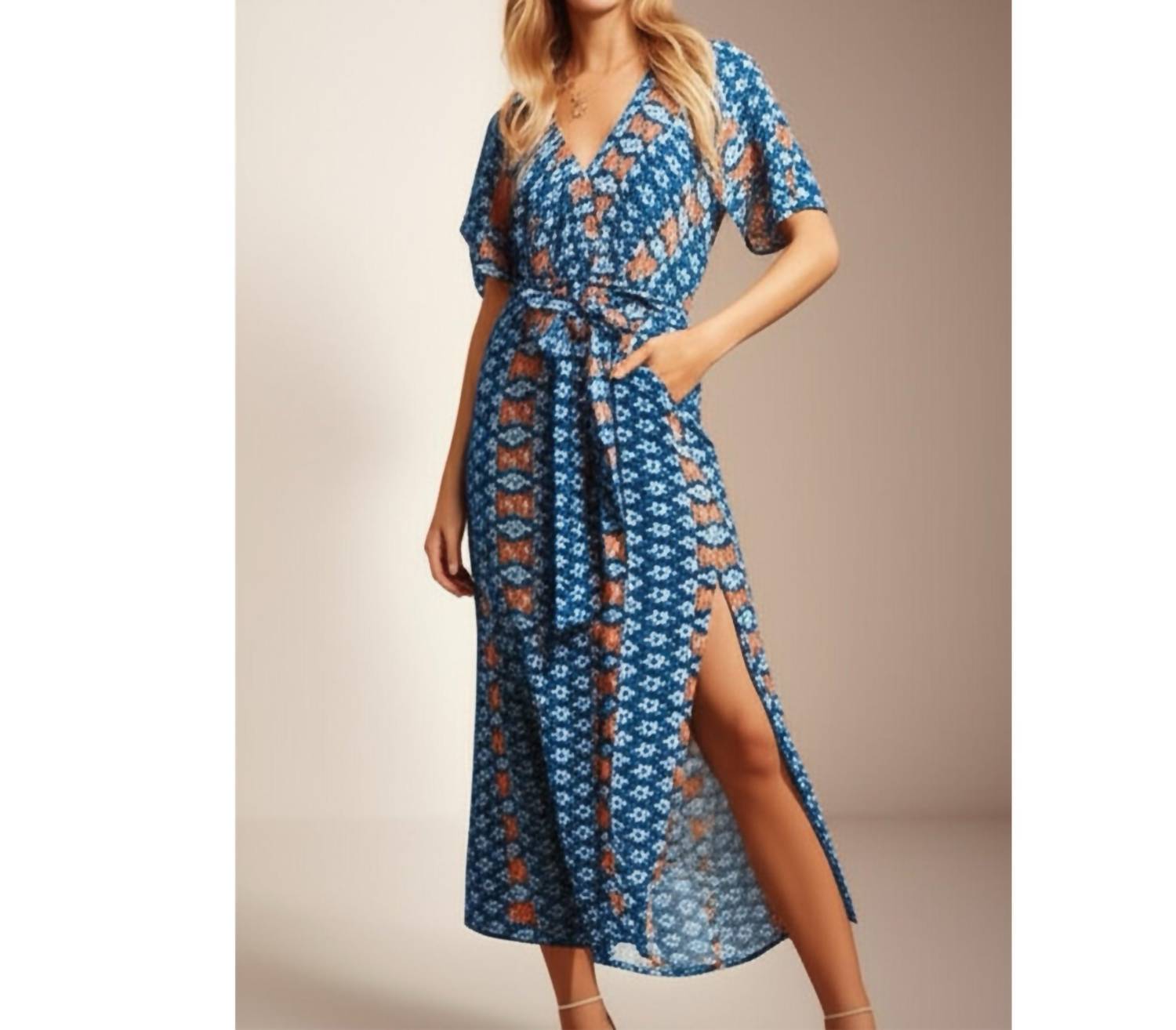 

Бохо-платье миди с запахом в синем цвете Haptics