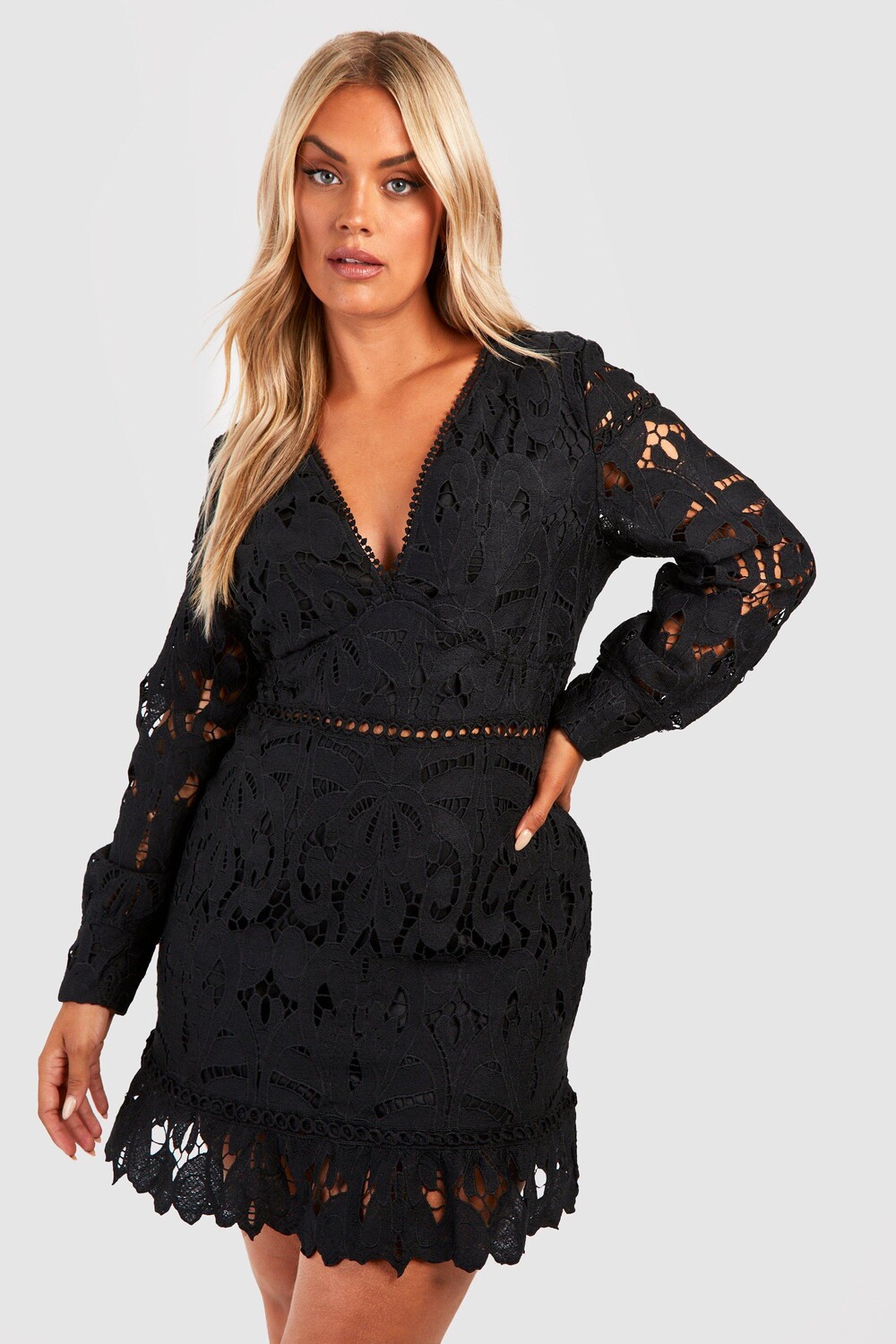 

Платье прямого кроя с кружевом и оборками по краю boohoo, черный