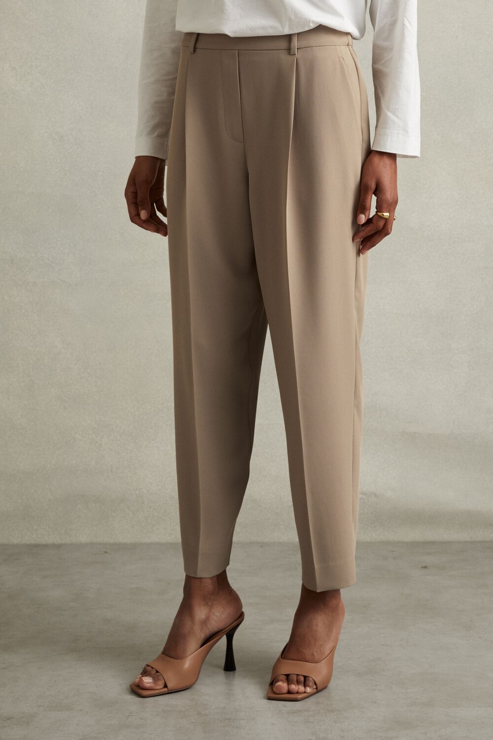 

Зауженные брюки Eden Taper со складками спереди Reiss, нейтральный