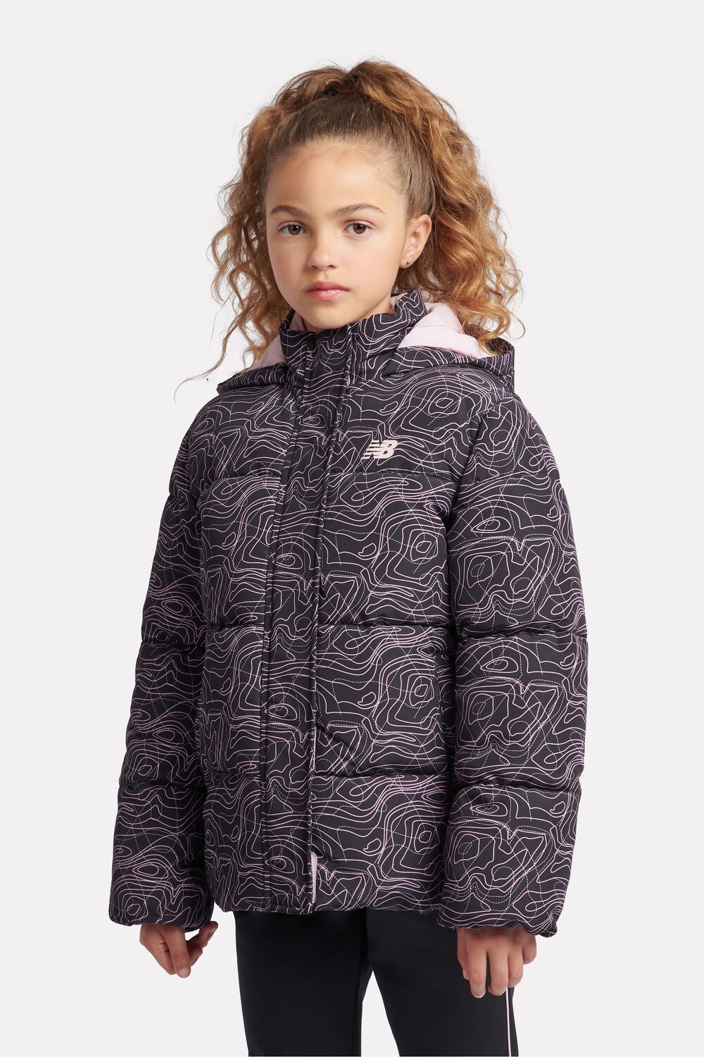 

Девочки aop пуховик New Balance, черный