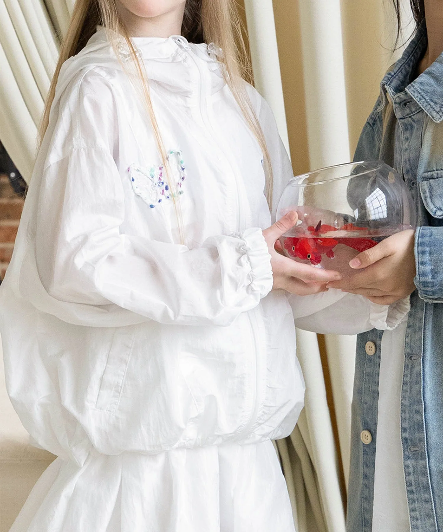 Комплект из вышитой куртки с капюшоном и расклешенной юбки Aimoha Kids, white