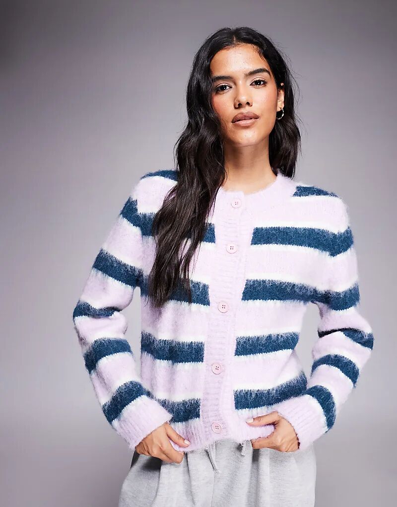 

Kiwi & Co Darling содержит шерстяной пушистый вязаный кардиган на пуговицах в сиреневом и темно-синем цветах.