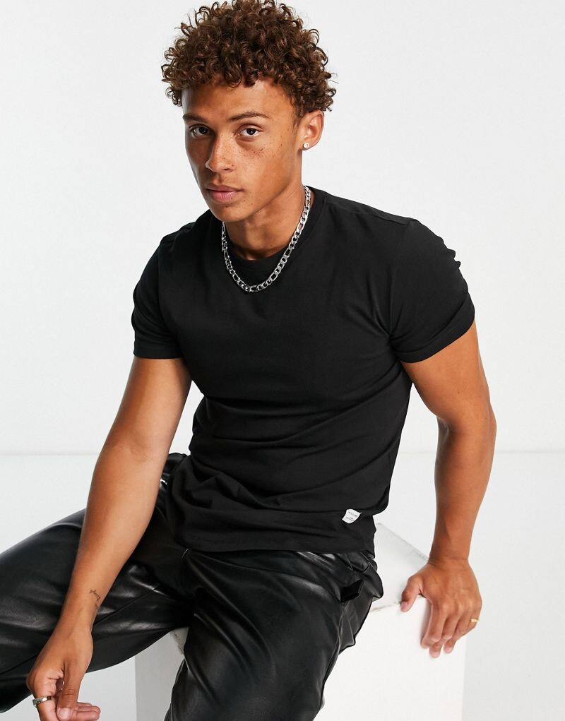 

Jack & Jones Essentials — черная футболка с длинным вырезом и закругленным краем
