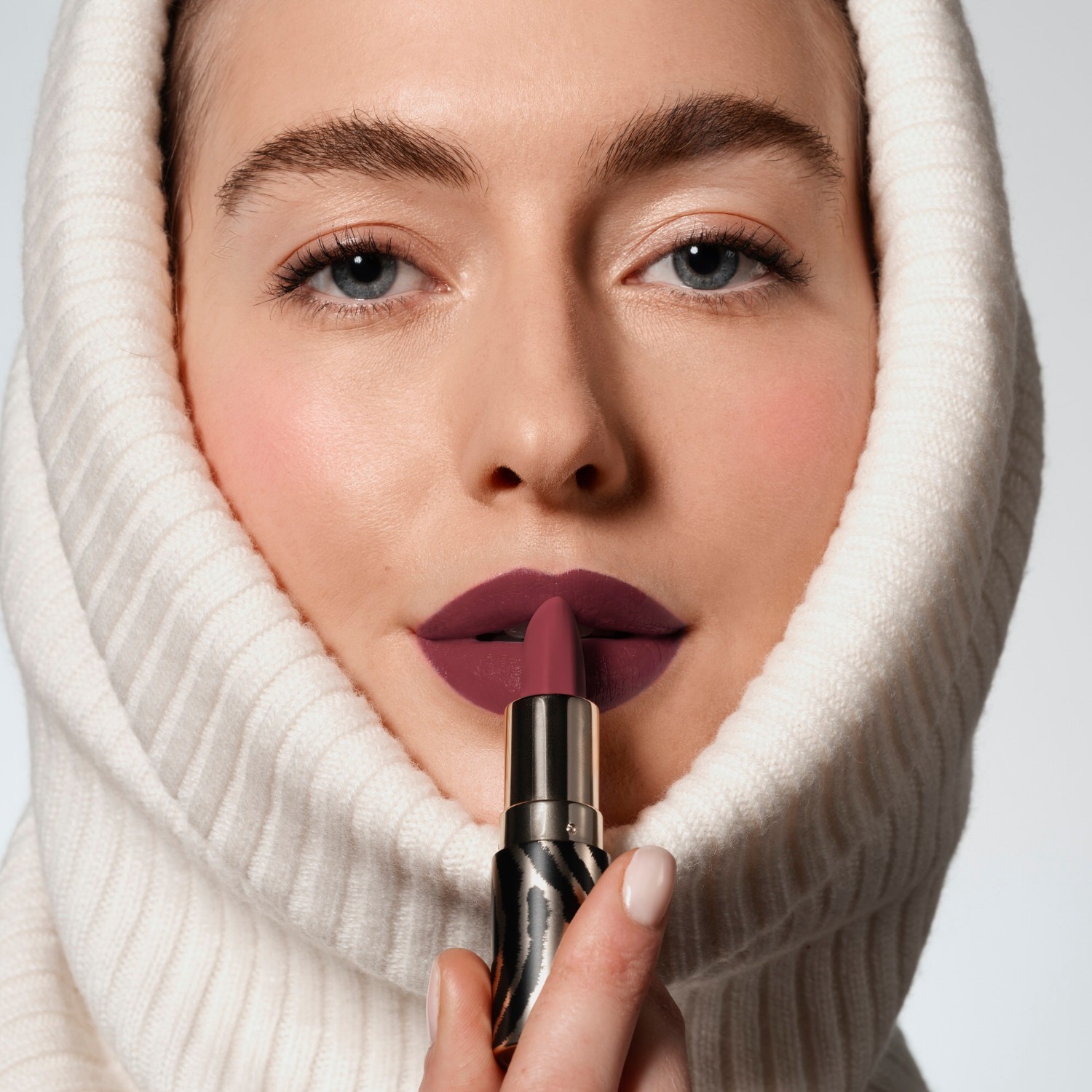 Губная помада viky raders' sommer must-haves phyto-rouge velvet Sisley, nr. 12 beige crush, вес 3 гр. — фото 4