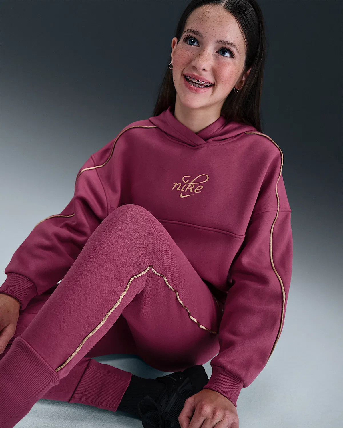 Детская (девичья) свободная худи Nike Sportswear Club Fleece, Sweet Beet/Metallic Gold — фото 3