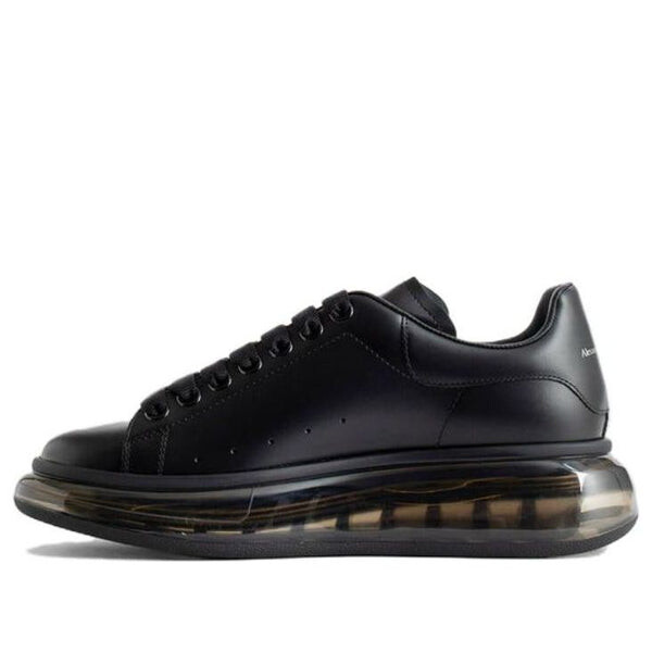 

Кроссовки oversized sneaker 'black shiny sole' Alexander Mcqueen, черный