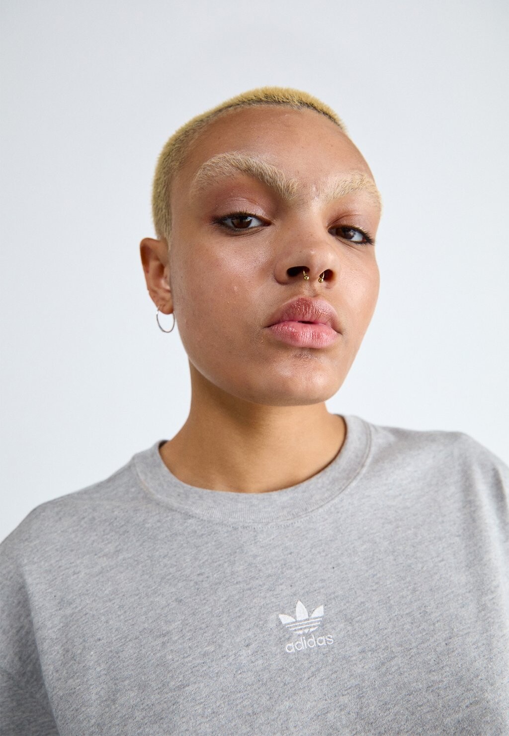 

Базовая футболка ESSENTIALS BOYFRIEND adidas, серый