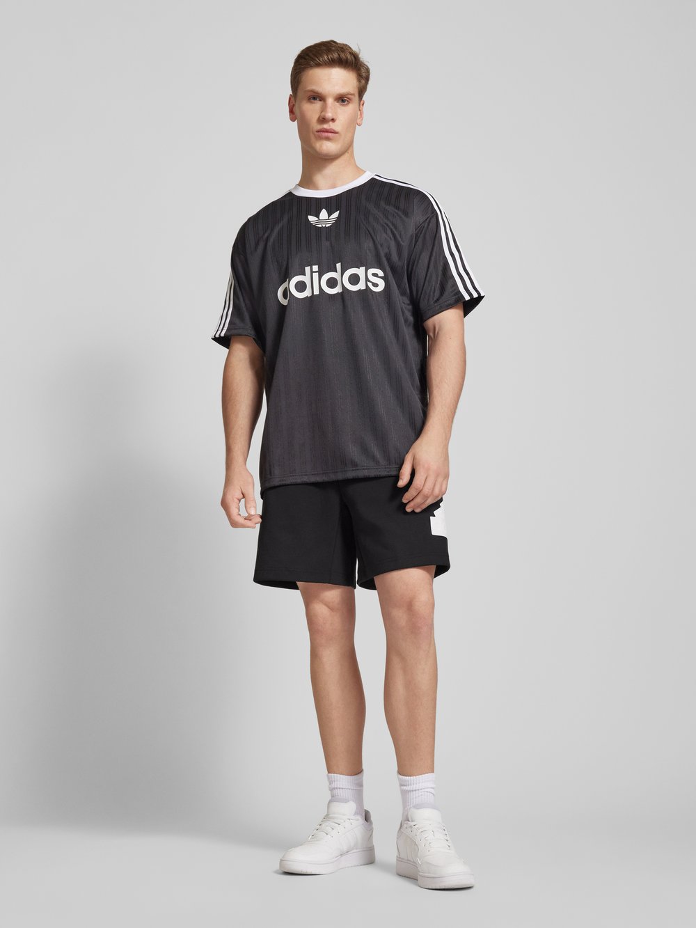 

Спортивные шорты классического кроя с этикеткой ADIDAS SPORTSWEAR, черный