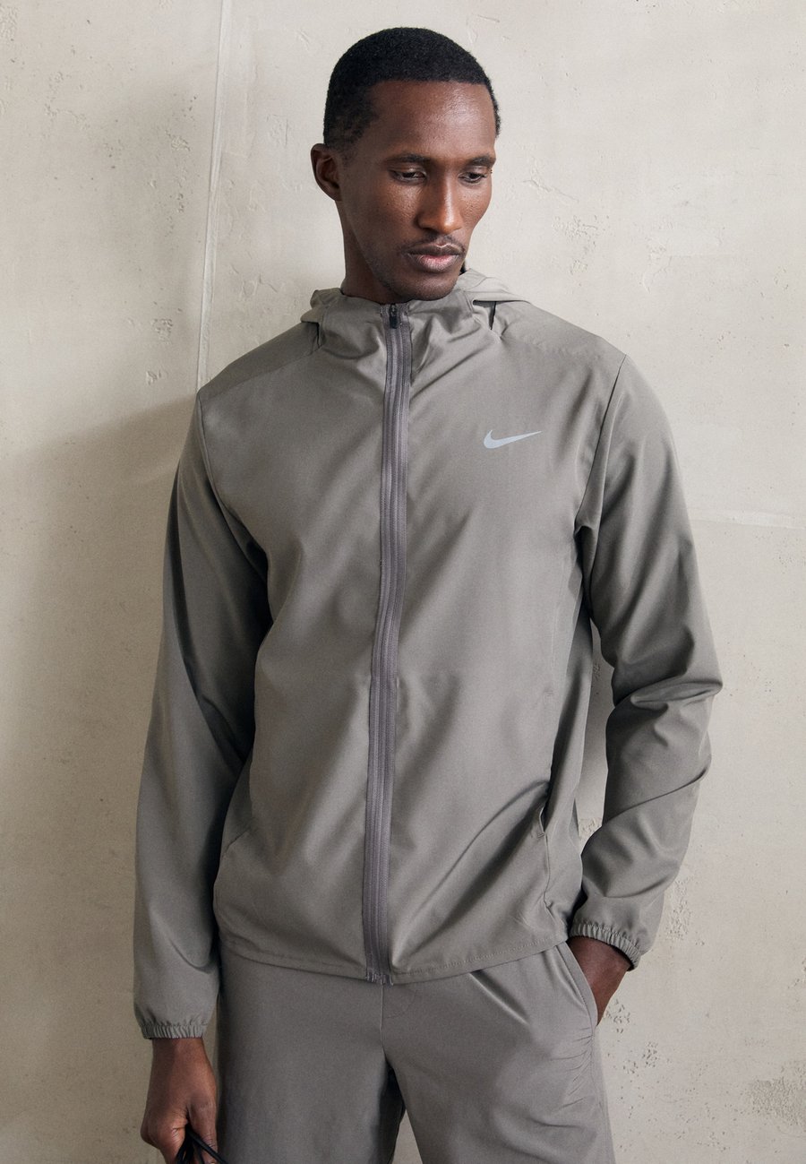 

Куртка Nike Performance FORM, Cave Stone/Dark Grey