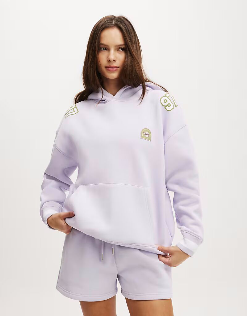 

Толстовка с капюшоном Cotton:On Plush премиум-класса с графическим принтом в цвете чертополох/боди для спортивного клуба