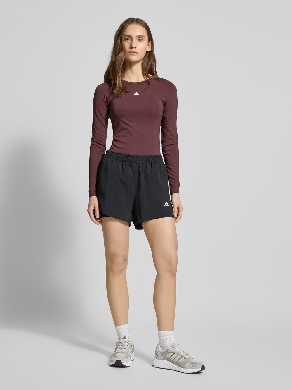 

Лонгслив с логотипом ADIDAS SPORTSWEAR, темно-фиолетовый