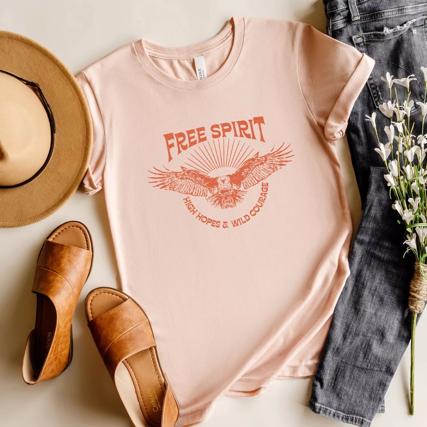 

Футболка Free Spirit с короткими рукавами и рисунком орла Simply Sage Market