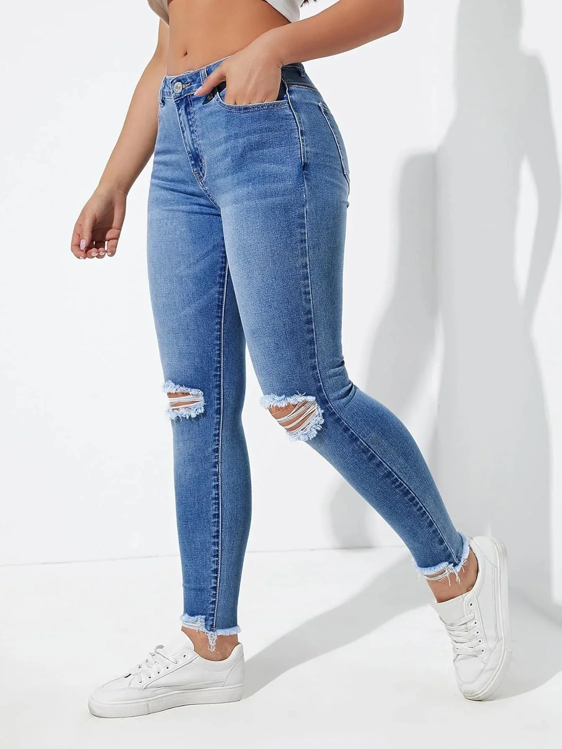 Женские классические джинсы с потертостями и разрезами Generic, Medium Wash — фото 4