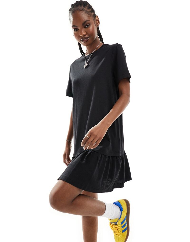 

Monki – короткое платье из черного трикотажа с заниженной талией