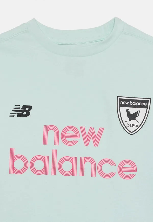 Футболка с графическим принтом в виде футбольной эмблемы New Balance, Cosmic Jade — фото 4