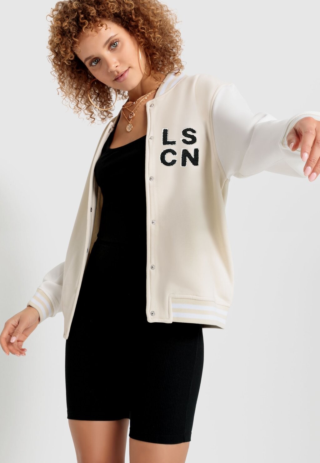 

Бомбер LASCANA LSCN BY LASCANA, цвет Beige Weiß Schwarz