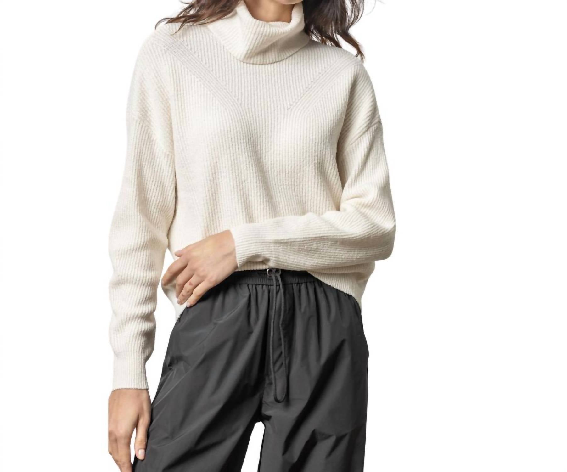 

Свободный свитер с высоким воротом в рубчик в цвете Off White Lilla P