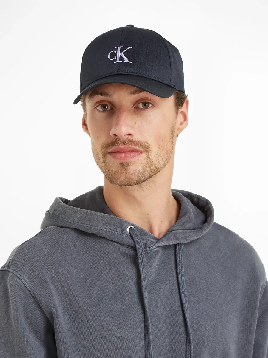 

Кепка Calvin Klein Jeans "MONOGRAM EMBRO CAP" с вышитым логотипом, цвет Black/Pastel Lilac