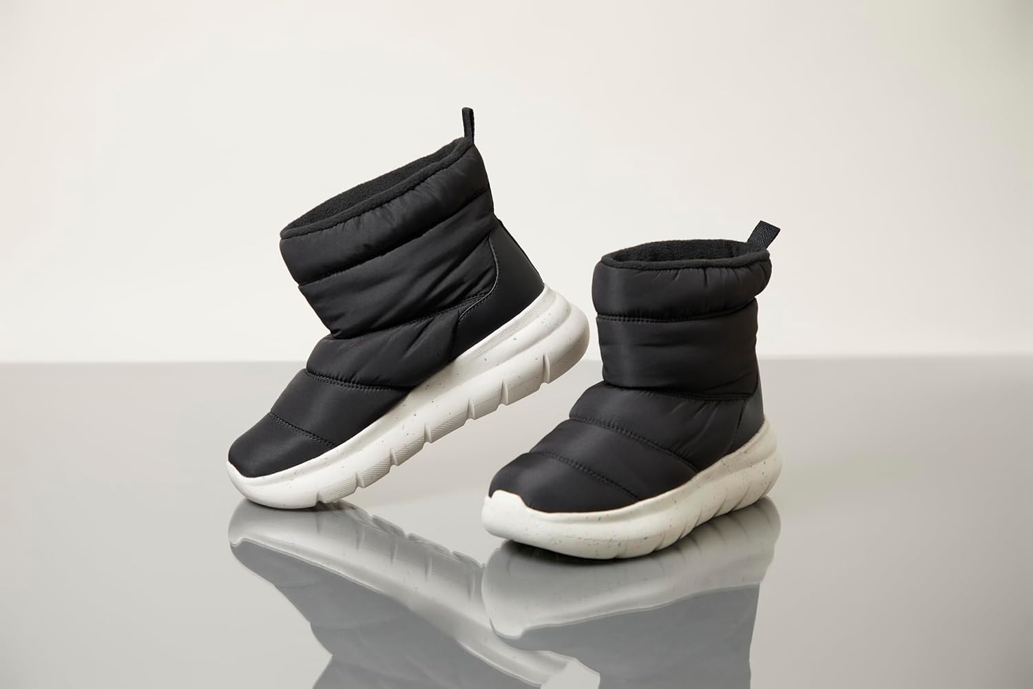 Мужские ботинки Dearfoams Texoma Regrind с удобной вставкой, пуховый нейлон, подкладка из флиса, амортизация, средняя высота голенища, черный — фото 2