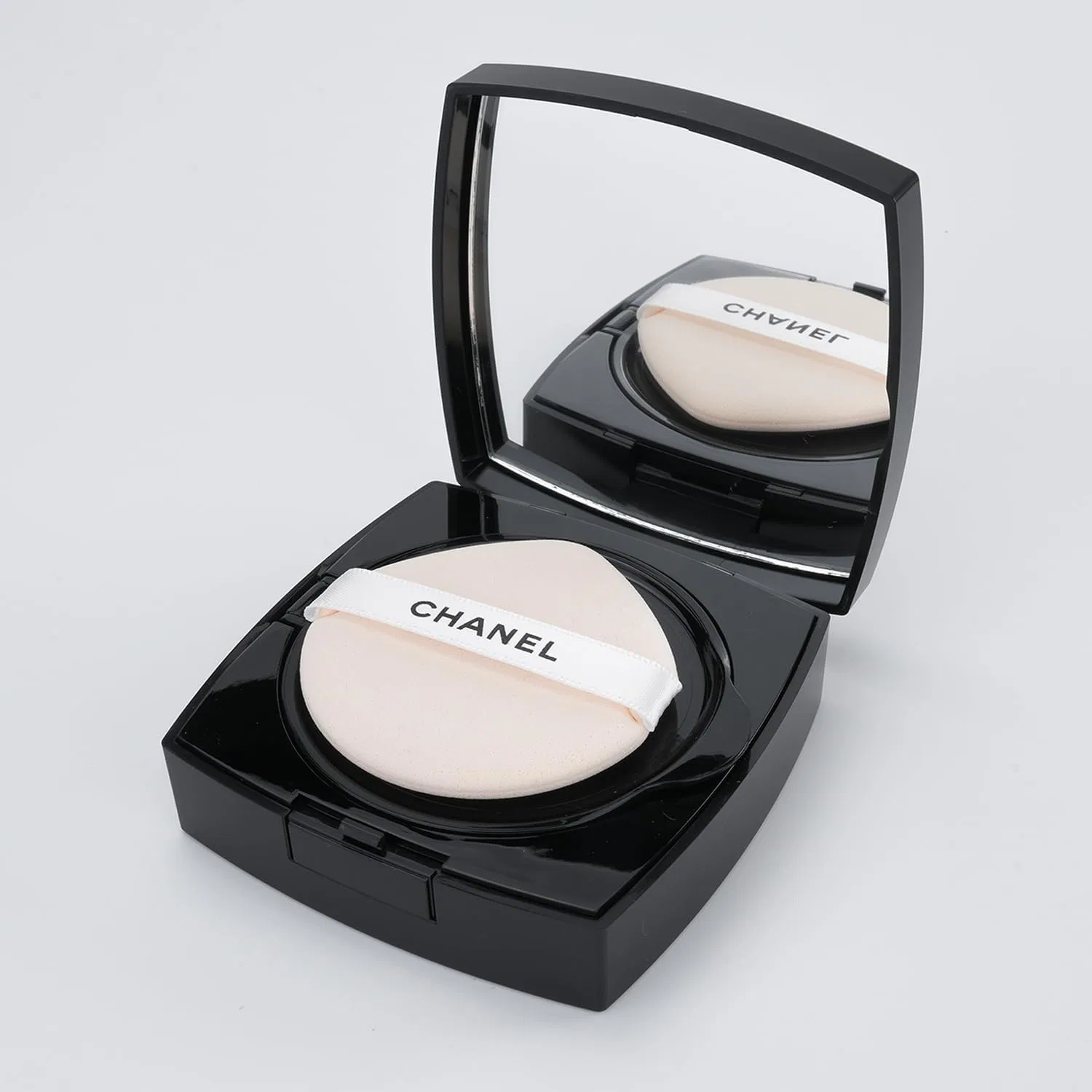 Тональная основа Cushion Chanel Ultra Le Tan Cushion N B10, 12 г, светло-бежевый — фото 3