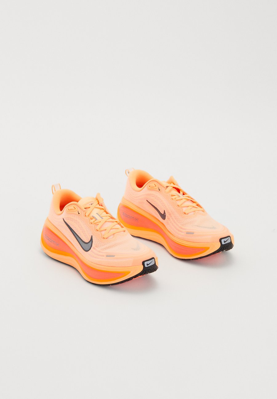 

Кроссовки Nike Performance VOMERO PLUS, Orange Pulse/Black/Hot Lava/Total Orange/Orange