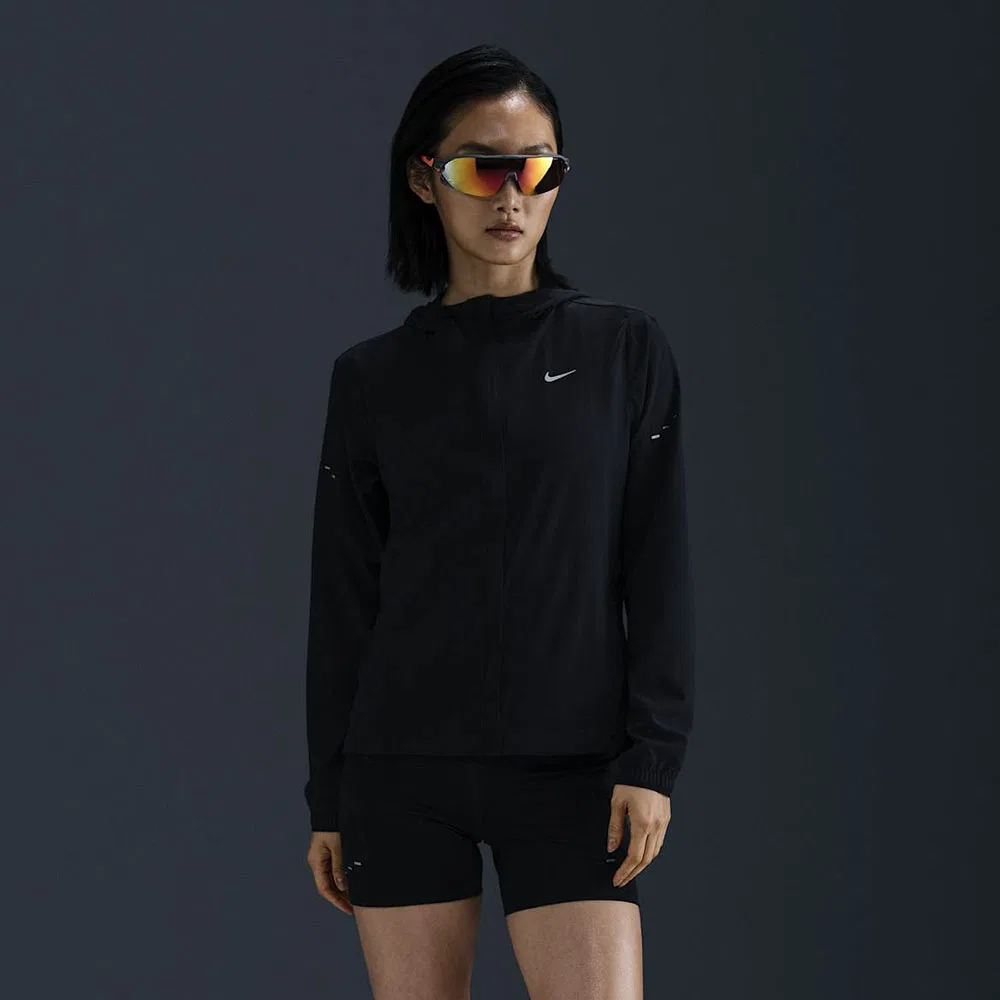 Женская чёрная упаковываемая беговая куртка Swift Repel от Nike