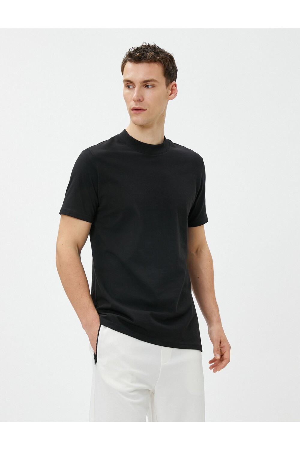 

Базовая футболка с круглым вырезом, приталенный крой, с короткими рукавами, хлопок Koton, черный