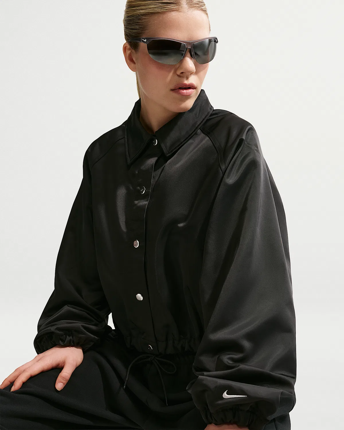 Женская оверсайз сатиновая куртка Nike Sportswear, Black/Sail — фото 3