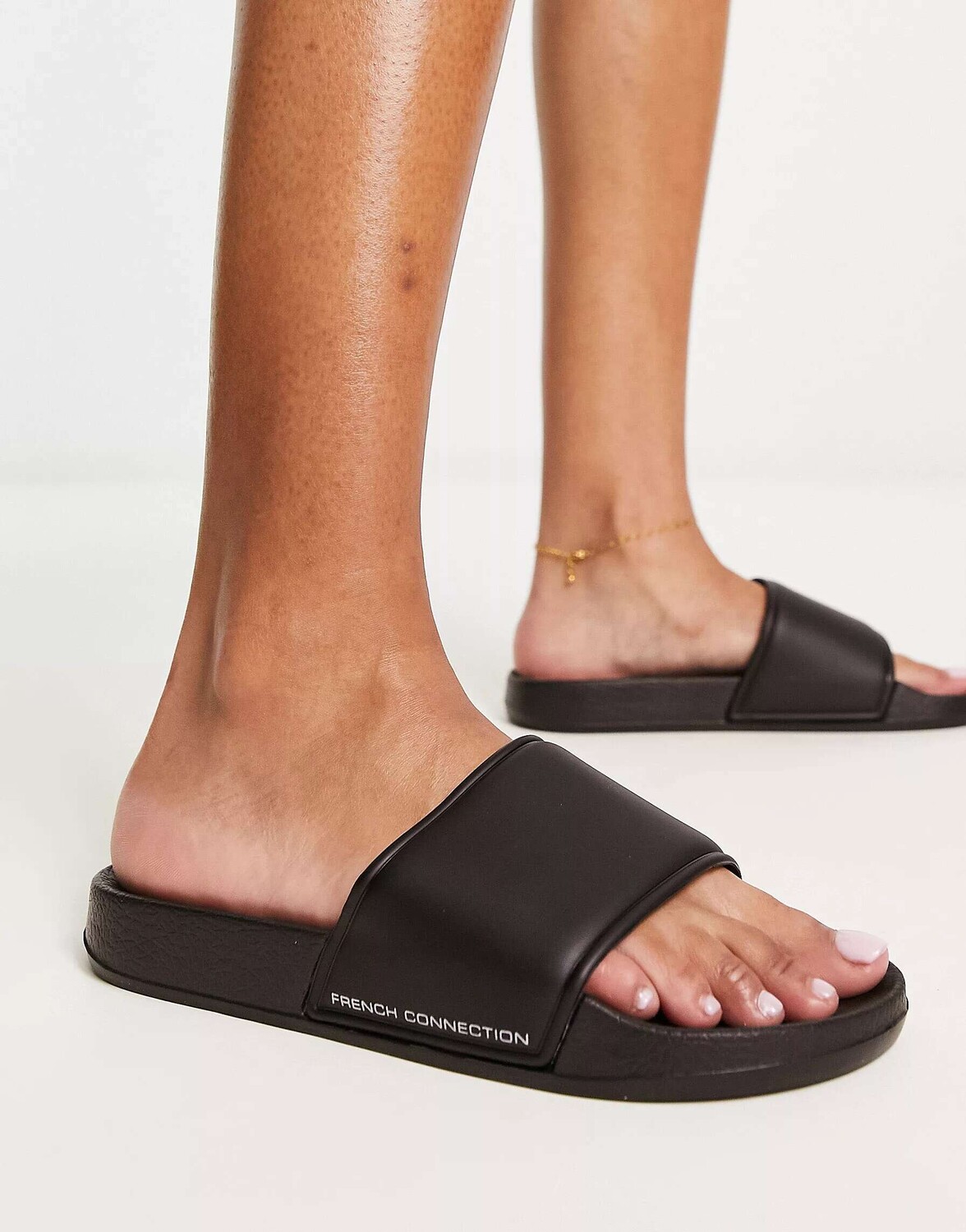 

Шлепанцы для бассейна French Connection черного/белого цвета