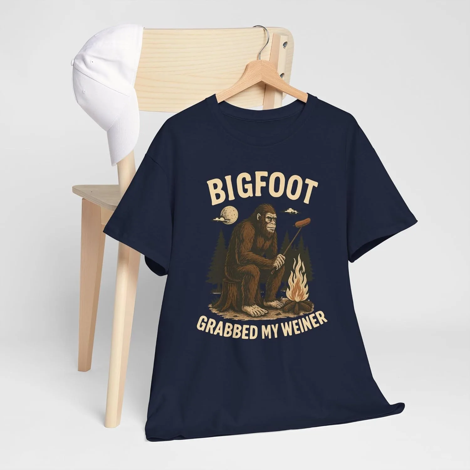 Футболка с принтом "Bigfoot Grabbed My Weiner" и с изображением сасквоча у костра, посвященная национальным лесам и кемпингу в Аппалачах GENERIC, темно-синий — фото 3