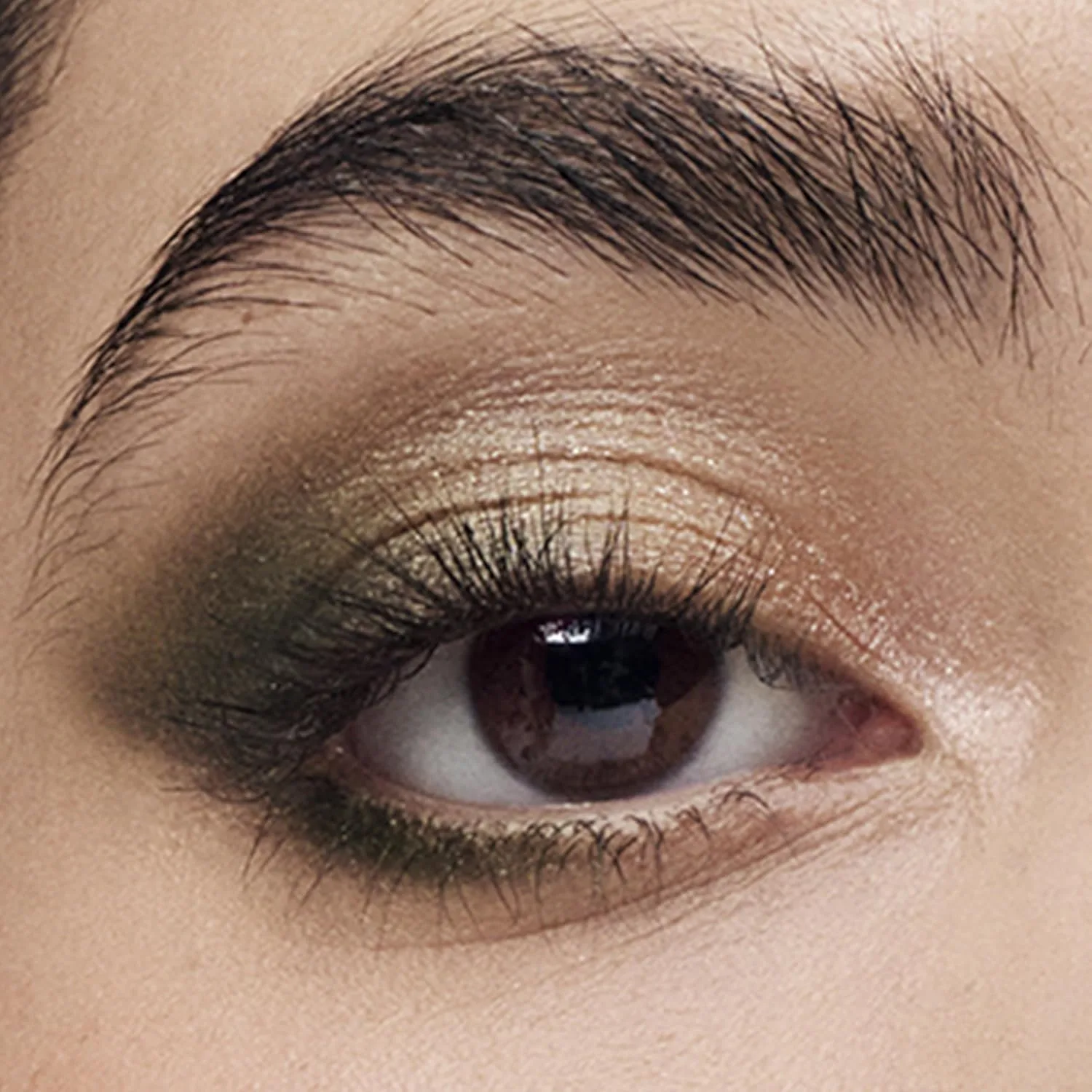 Палетка теней для век Estée Lauder The Essential Eyeshadow Quad Long-Lasting Palette | Shape, Sculpt, Magnify, 0.14 унции, Money Moves - Multi: camel brown (FINISH), taupe-green (metallic), champagne (shimmer), blackened emerald (satin) — фото 2